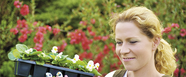 Young woman with container-grown plants Bliv dus med din have<br>…