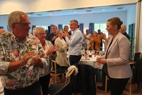 Mette Frederiksen modtages med klapsalver