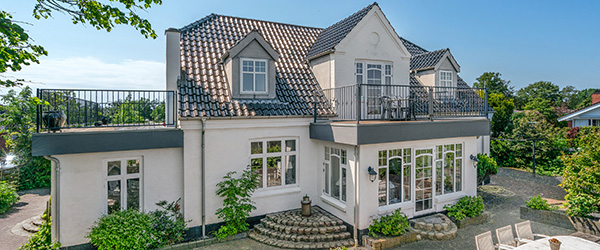 Smuk villa med fantastisk havudsigt og skøn have