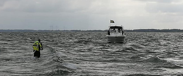 Svensk motorbåd strandet ved Stensnæs