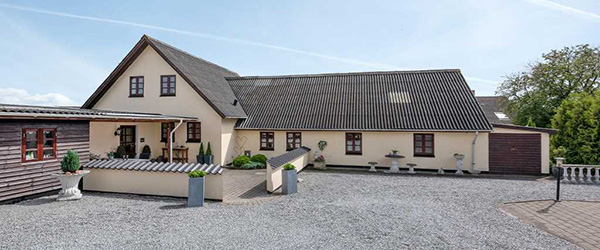 Moderniseret familiebolig med stor dobbelt carport Moderniseret familiebolig med stor dobbelt carport