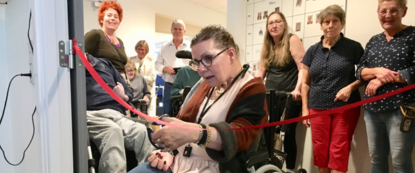 Susan klippede den røde snor. SenhjerneskadeCenter Nord indvier wellness-rum