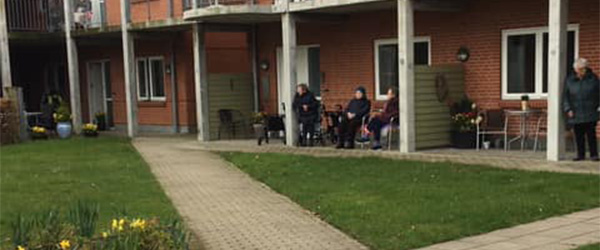 Fællesang fra altanen hos Frederikshavn boligforening
