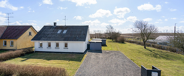 Fint moderniseret hus på stor grund og med ny varmekilde