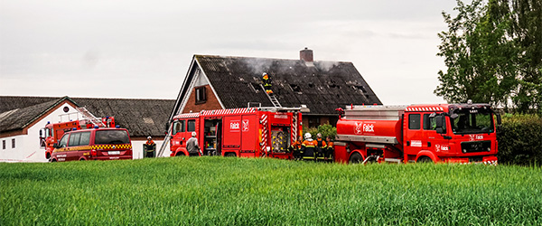 Stuehus på Karupvej står i flammer