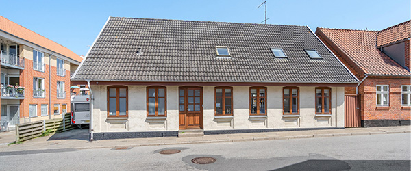 Rummeligt byhus med egen garage
