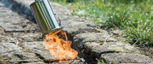 Weed control with fire Pas på ikke at komme for tæt på med ukrudtsbrænderen
