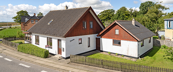 Velholdt villa i hyggeligt og engageret landsbymiljø Velholdt villa i hyggeligt og engageret landsbymiljø