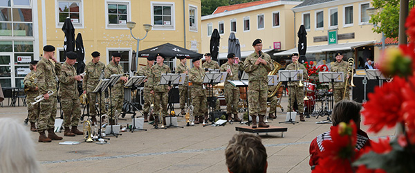 Prinsens Musikkorps i fuld galop på Sæby Torv