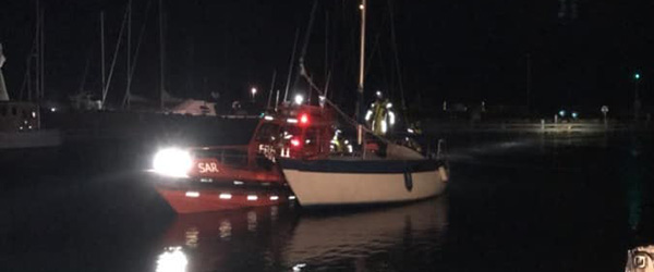 Strandet sejlbåd hjulpet fri sent fredag aften