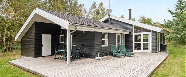 Stort flot sommerhus på skøn naturgrund – lige til at flytte ind i