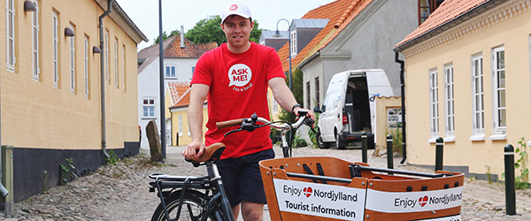 Cyklende turistengle på gaden i Skagen, Sæby og Frederikshavn Cyklende turistengle på gaden i Skagen, Sæby og Frederikshavn