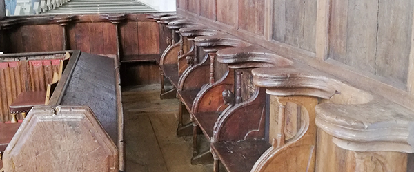 Korstolene i Sæby kirke stammer fra middelalderens karmeliterkloster og har ud over billedskærerarbejder med bibelske motiver en lang række billeder skåret af latinskoledisciplene. Foto: Nordjyllands Kystmuseum. Foredrag om skibsgraffiti i Sæby Kirke