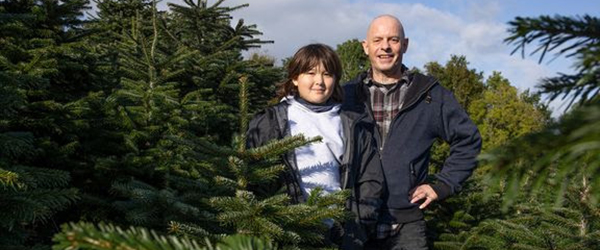For Jimmi Ree (t.h.) og hans datter Emma betyder julehjælpen, at der er råd til julehygge. Foto: Jens Peter Engedal. Julehjælp i Nordjylland slår alle rekorder