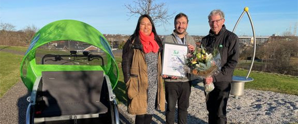GF Forsikrings fond overrakte en pris til Cykling For Livet for deres indsats for patienter på hospice. (Foto: GF Fonden) Cykelture med patienter på hospice bringer glæde