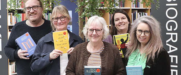 I de tre bogcaféer kan du høre Anders, Pernille, Annette, Henriette og Merete giver inspiration til nye litteraturlækkerier. Vi elsker den gode fortælling