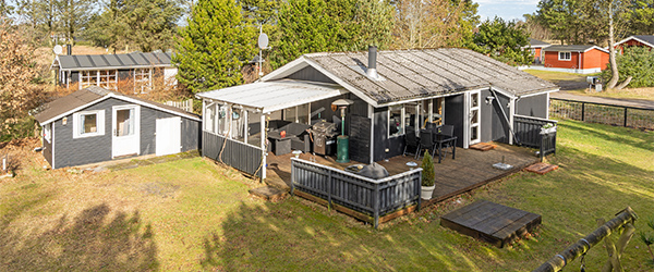Hyggeligt sommerhus på skøn grund med terrasse ved bækken Hyggeligt sommerhus på skøn grund med terrasse ved bækken
