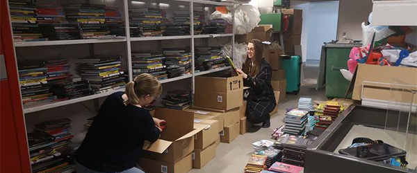 Det kræver store logistiske evner at få pakket og leveret flere hundrede børnebøger.
Her er det bibliotekarerne Ibens Melsvik (tv) og Nikoline Laursen Lindberg (th), der ses i gang med det store pakkearbejde. Læselysten er stor på Toppen af Danmark