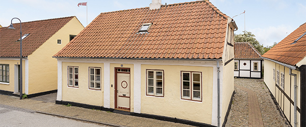 Velholdt, charmerende og fredet byhus i den gamle Algade Velholdt, charmerende og fredet byhus i den gamle Algade