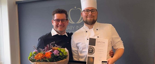 Indehaver af Frk. Madsen, Dennis Bøgh og gastronomelev, Leon. Foto: Frk. Madsen. Endnu en Frk. Madsen elev har fået tildelt sølvmedalje