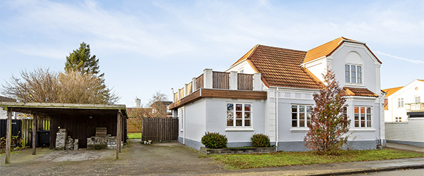 Rummelig familievilla med dejligt lysindfald, tagterrasse og 5 værelser