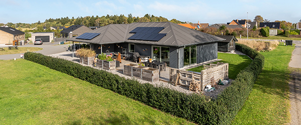 Moderne, velindrettet og hyggelig villa med terrasser og skøn udsigt