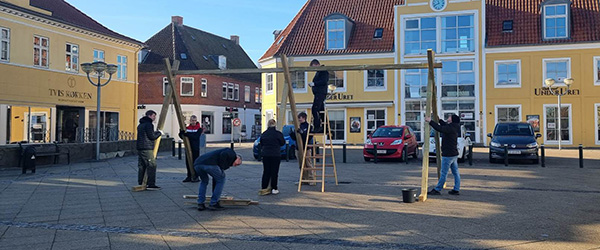 Tranåsskolen bygger galge til fastelavn på Torvet Tranåsskolen bygger galge til fastelavn på Torvet