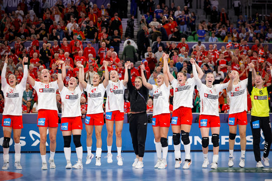 Efter en fjerdeplads, bronze og sølv ved de seneste tre mesterskaber, drømmer Håndboldkvinderne om at tage det sidste skridt på podiet i Danmark. Foto: Uros Hocevar / kolektiff Nu starter billetsalget til VM i kvindehåndbold i Frederikshavn