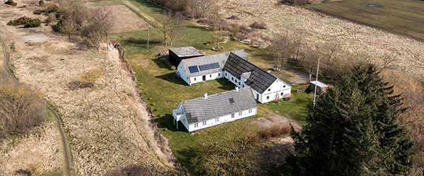 Imponerende landejendom lige syd for Sæby Imponerende landejendom lige syd for Sæby