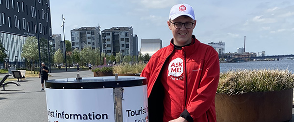 Cyklende turistengle på gaden i Sæby