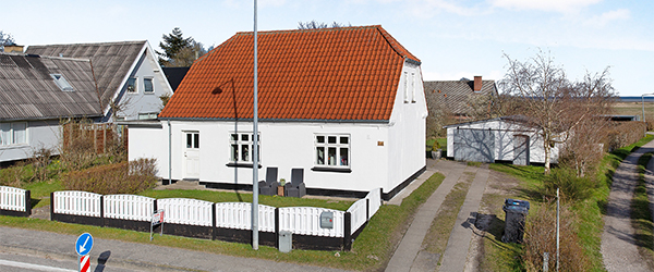 Nydelig og velistandsat ejendom med havudsigt og gode udhuse Nydelig og velistandsat ejendom med havudsigt og gode udhuse