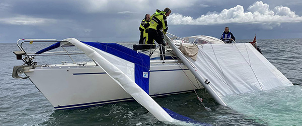 Sejlbåd uden mast måtte kalde efter hjælp