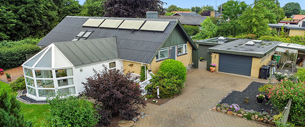 Skøn villa med udsigt til skoven – en af landsbyens bedste adresser Skøn villa med udsigt til skoven – en af landsbyens bedste adresser