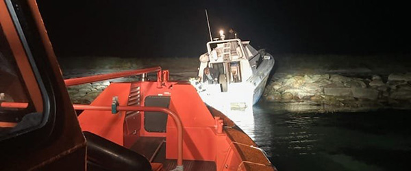 Foto: Sæby Redningsstation Motorbåd ligger på stenene ved Hirsholmene