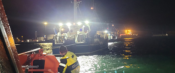 Foto: Sæby Redningsstation Fiskekutter med grej i skruen kom sikkert i havn