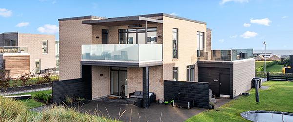 Arkitekttegnet villa med smuk havudsigt og eksklusivt materialevalg Arkitekttegnet villa med smuk havudsigt og eksklusivt materialevalg