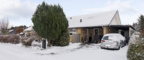 Nydelig velindrettet gulstensvilla i et plan med 3 værelser og stor vinkelstue Nydelig velindrettet gulstensvilla i et plan med 3 værelser og stor vinkelstue