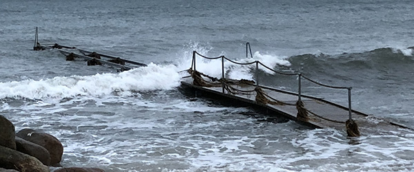 Broen ved Sæby Søbad ødelagt af storm og bølger Broen ved Sæby Søbad ødelagt af storm og bølger