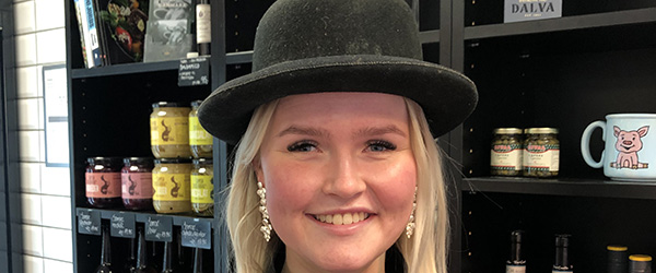 Foto: Jeanette Nissen, SaebyAvis.dk Slagter Tranholms første lærling har fået sit svendebrev