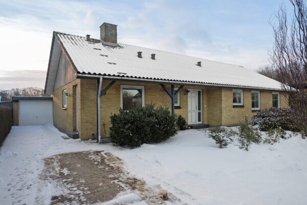 Særdeles velholdt og velindrettet villa med smukt anlagt have Særdeles velholdt og velindrettet villa med smukt anlagt have