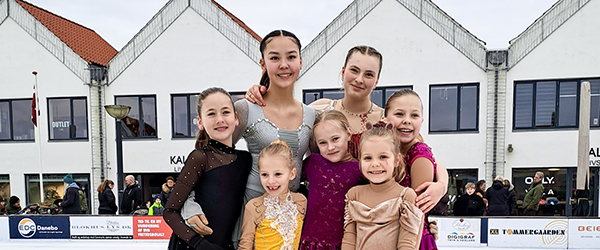 På billedet ses, Sofia Norman Eilers, Chilie Vejrup Terp, Maia Galkina, Sascha Malia Tamborg, Caroline Klinge, Agnes Lindgren og Naja Marie Hørby. Skøjte- og Sports Forening Nord viste flot skøjteløb