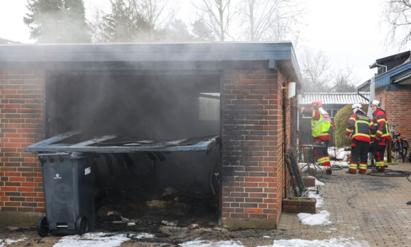 Foto: Ejvind Pedersen Garage i Sæby brød tirsdag formiddag i brand