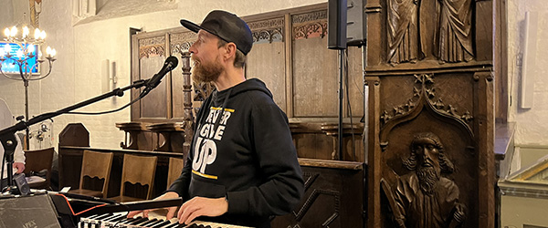 Gospelgudstjeneste med konfirmander i Sæby Kirke Gospelgudstjeneste med konfirmander i Sæby Kirke