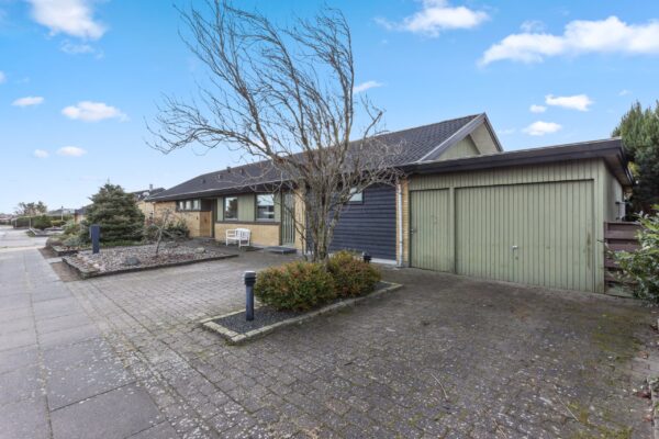 Mæglerhuset Sæby: Rummelig og alsidig villa på fantastisk beliggenhed