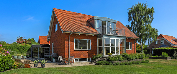 Mæglerhuset Sæby: Flot opdateret og rummelig villa på central adresse i Sæby