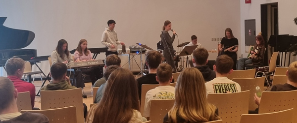 Musikvalgfagselever mødtes til en dag med musik og sammenspil Musikvalgfagselever mødtes til en dag med musik og sammenspil