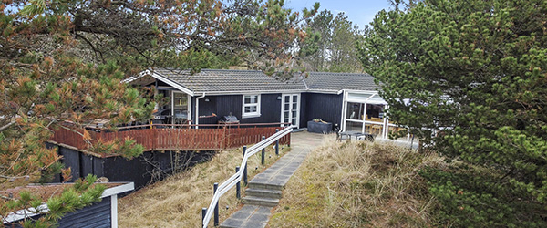 Ugens bolig: Rummeligt og lyst fritidshus på skøn naturgrund – 200 meter fra stranden Ugens bolig: Rummeligt og lyst fritidshus på skøn naturgrund – 200 meter fra stranden