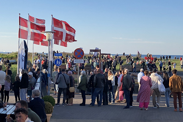 Stort fremmøde til Sankt Hans-bål ved stranden i Sæby Stort fremmøde til Sankt Hans-bål ved stranden i Sæby