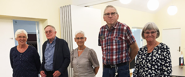 Sekretær Emmy Farsinsen, Skatmester Kai Casper, 2. vicepræsident Jytte Thomsen, Vicepræsident Poul-Erik Overgaard og Præsident Emmy Jakobsen.
Præsidie skifte i Sæby Y´s Men´s Club