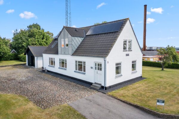 Mæglerhuset Sæby: Stilfuld og rummelig villa med havudsigt